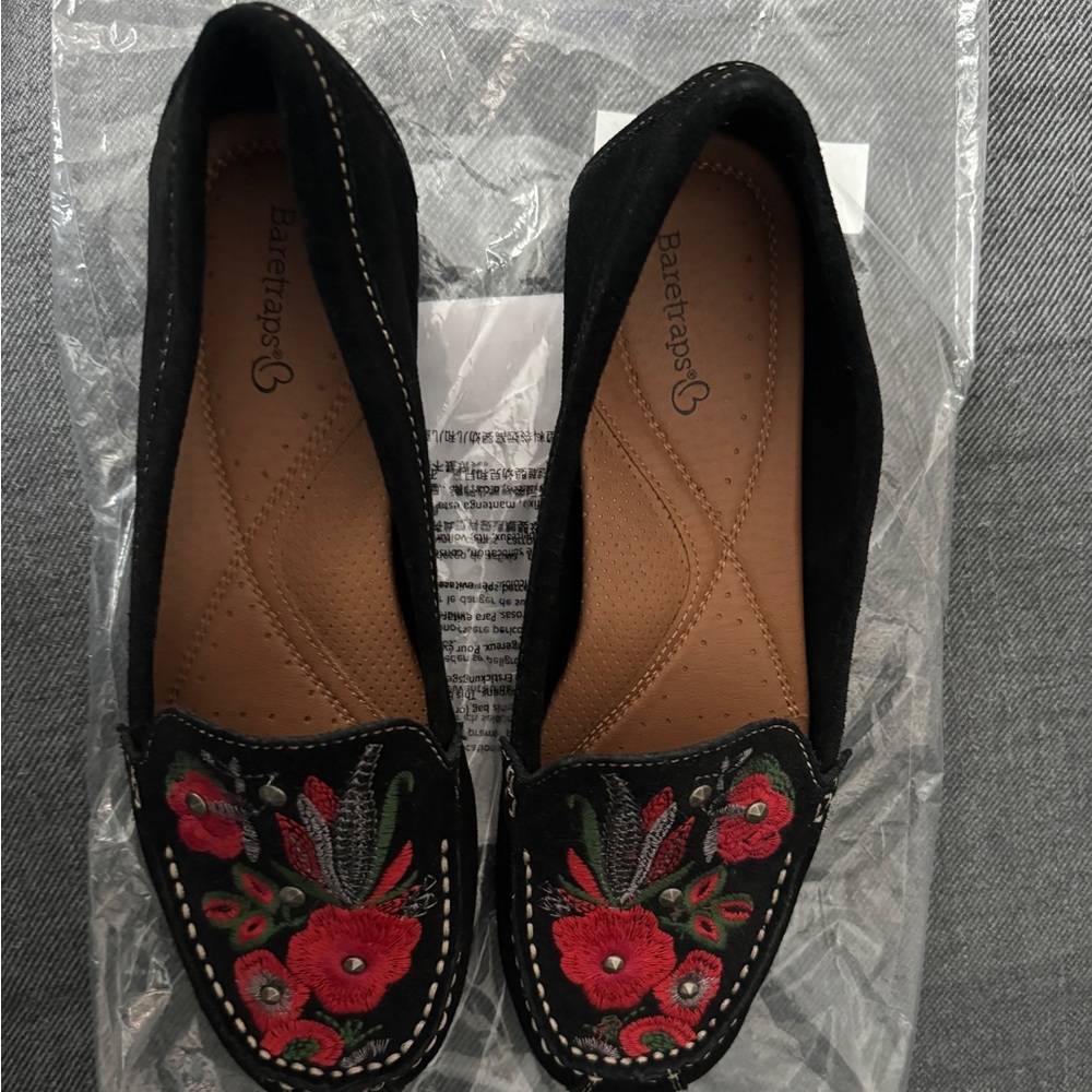 EUC BareTraps suede embellished Mocs